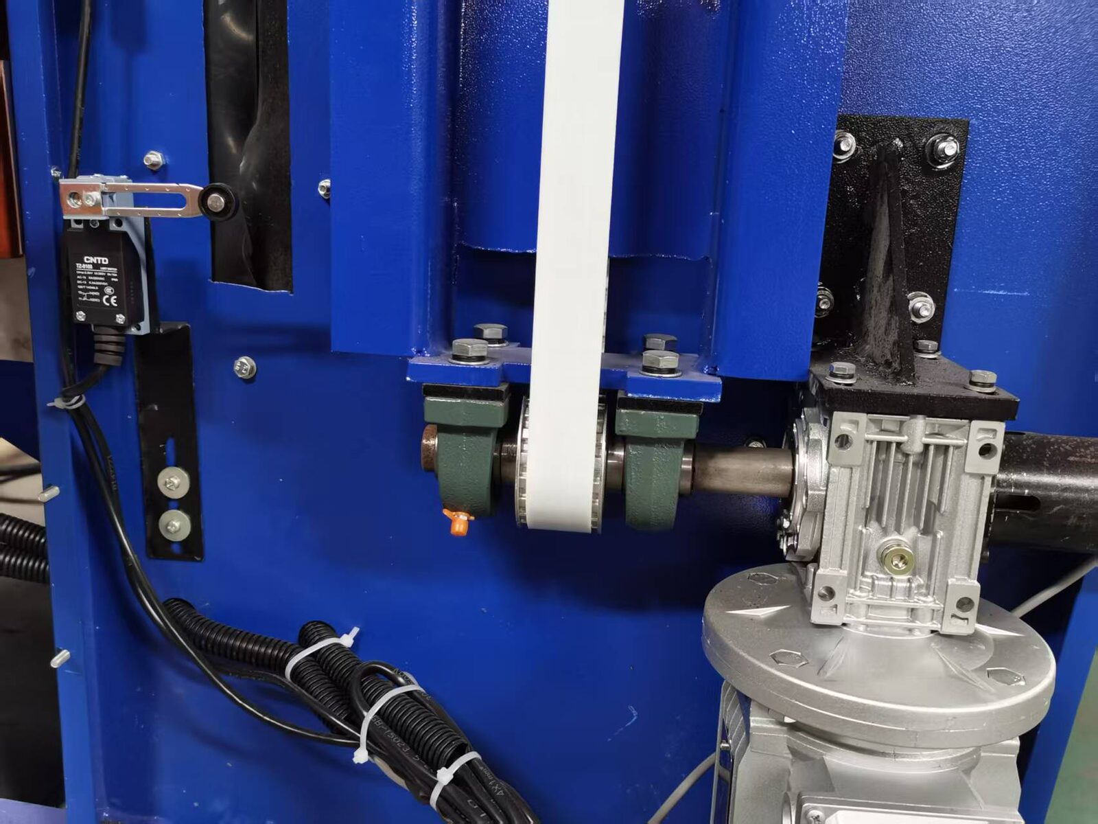 Synchronous belt lift drive and gearbox mounted on the outside of the sandblasting cabinet